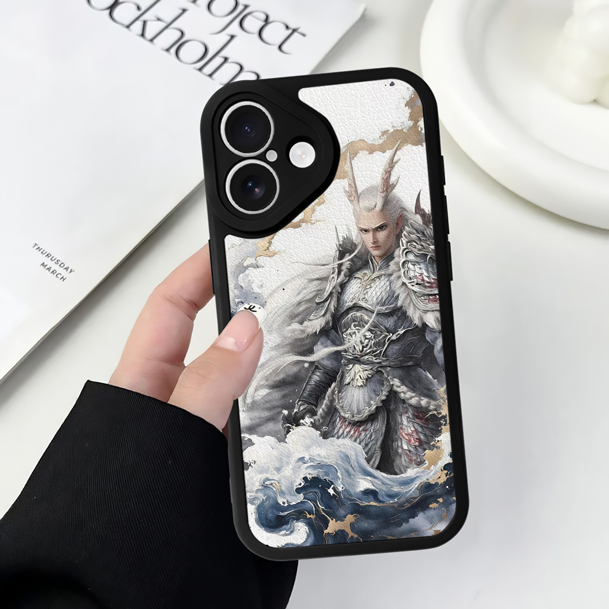 （画像用） Ne Zha 2 ナタ 魔童の大暴れ 【iPhone 16シリーズ対応】シリコンスマホケース（レザー調） 材質：シリコン